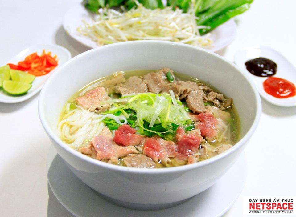 Chị Thu học nấu Phở để nâng cao chất lượng món