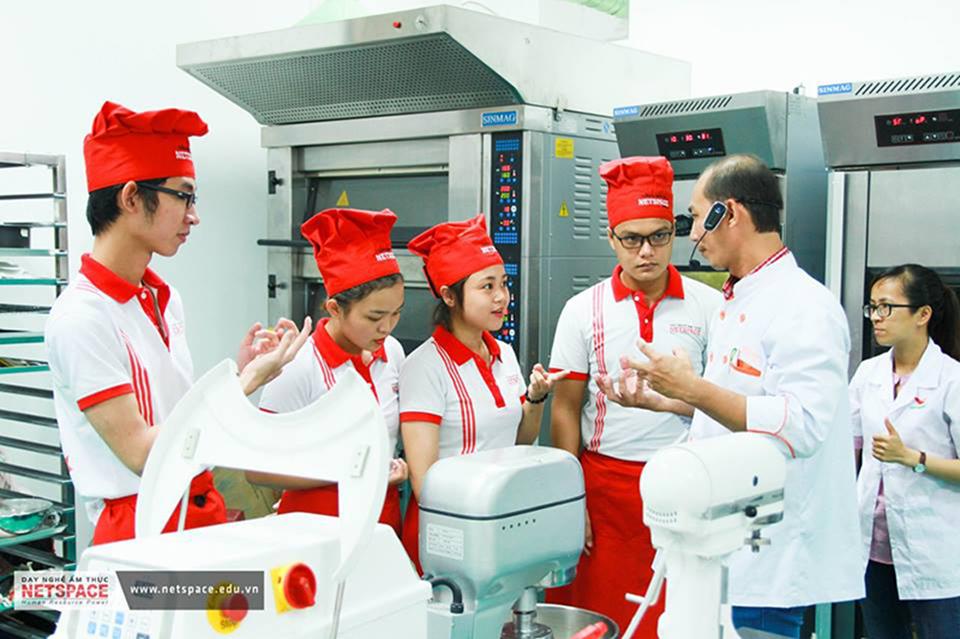 Học viên khám phá quy trình sản xuất bột làm bánh hiện đại tại nhà máy UniFlour