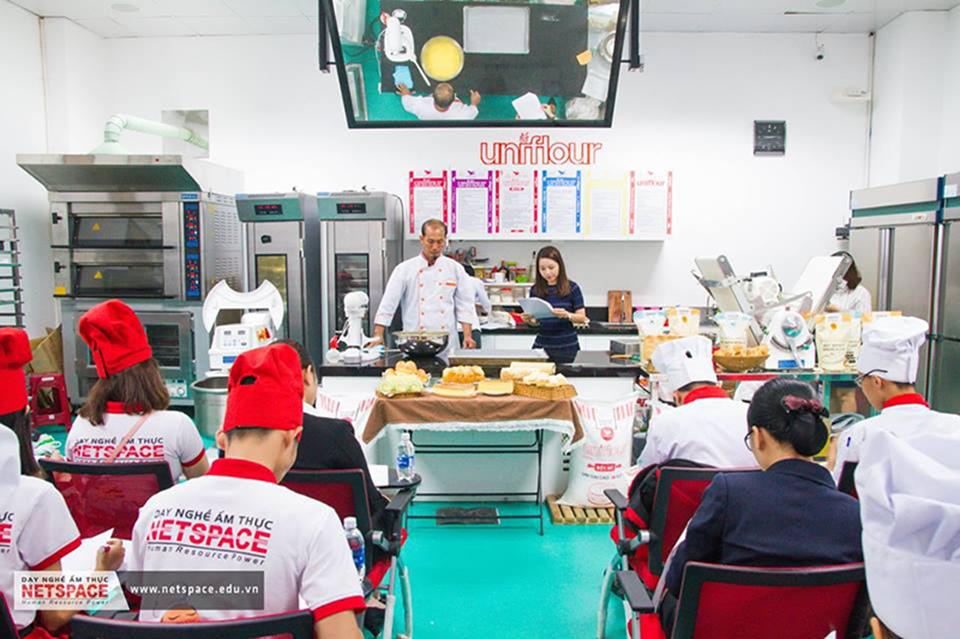 Học viên khám phá quy trình sản xuất bột làm bánh hiện đại tại nhà máy UniFlour