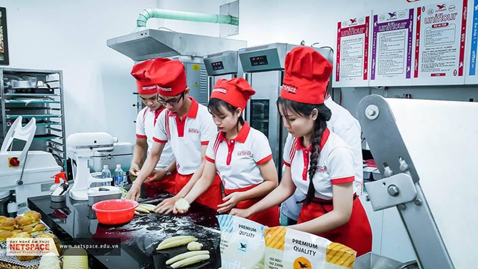 Học viên khám phá quy trình sản xuất bột làm bánh hiện đại tại nhà máy UniFlour