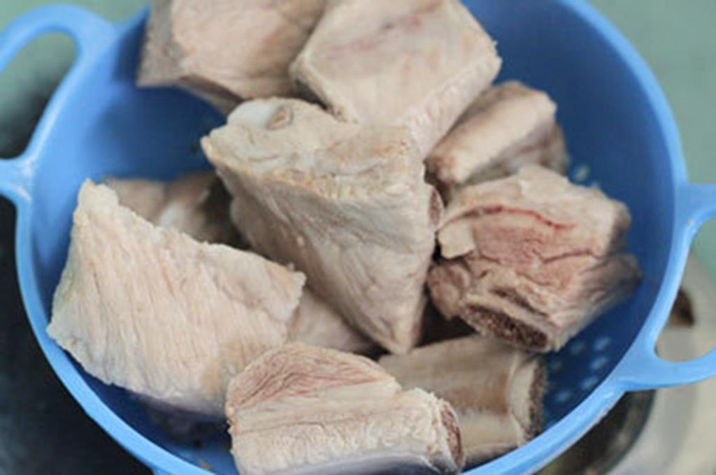 2 cách nấu canh đậu đỏ với sườn và cá chép hấp dẫn giúp thanh nhiệt ngày hè