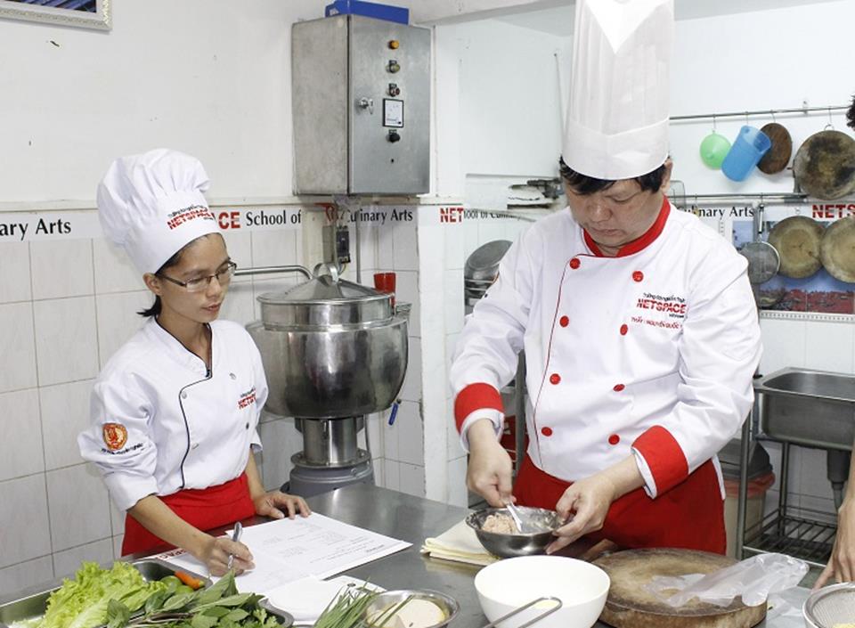 Chị Diện học bánh canh giò heo để mở quán kinh doanh