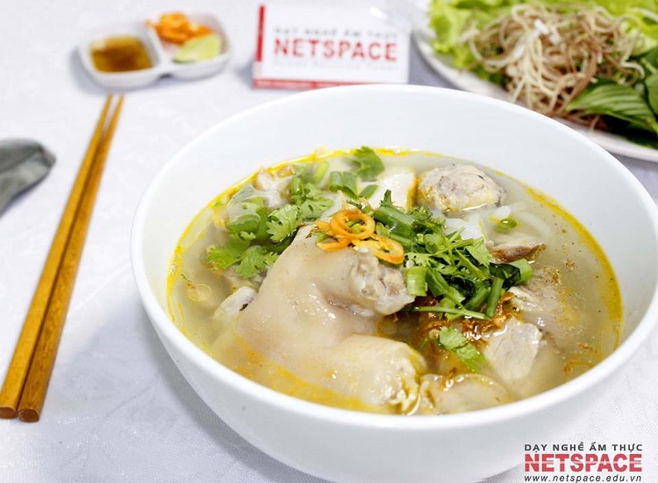 Chị Diện học bánh canh giò heo để mở quán kinh doanh