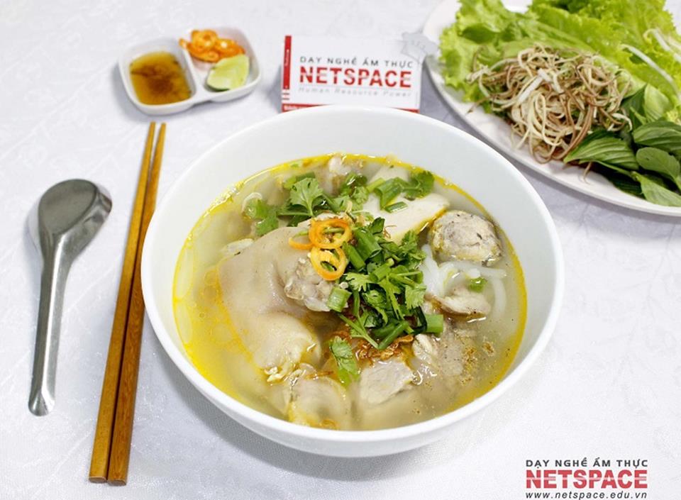 Chị Diện học bánh canh giò heo để mở quán kinh doanh