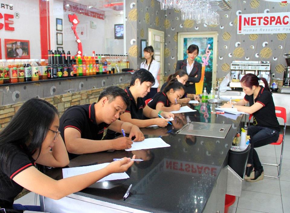 Chị Lan Hương học pha chế các dòng thức uống hiện đại