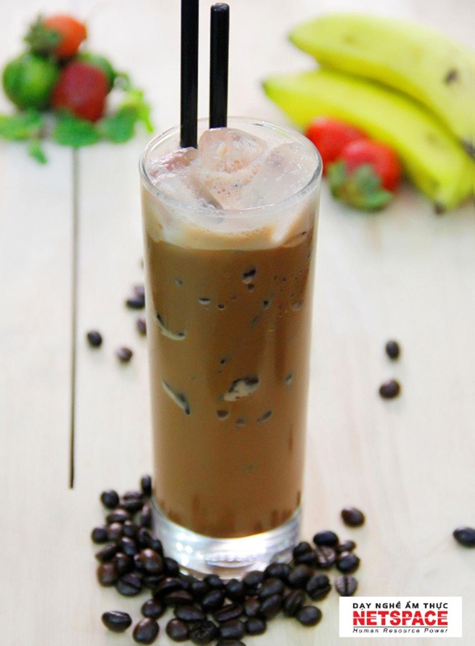 Chị Lan Hương học pha chế các dòng thức uống hiện đại