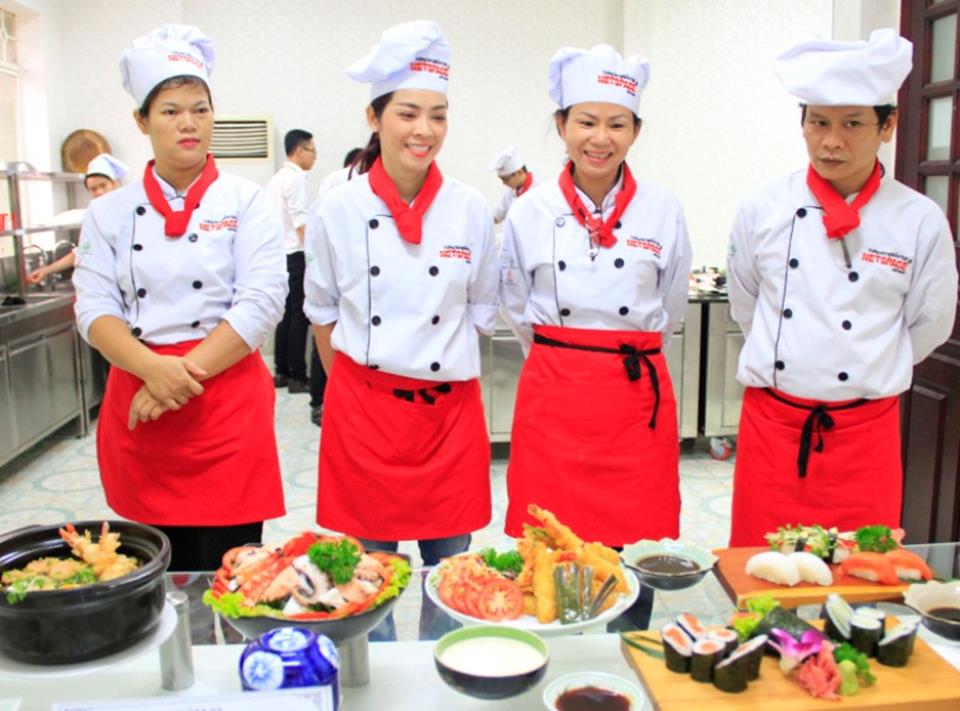 Chị Lan Hương học pha chế các dòng thức uống hiện đại