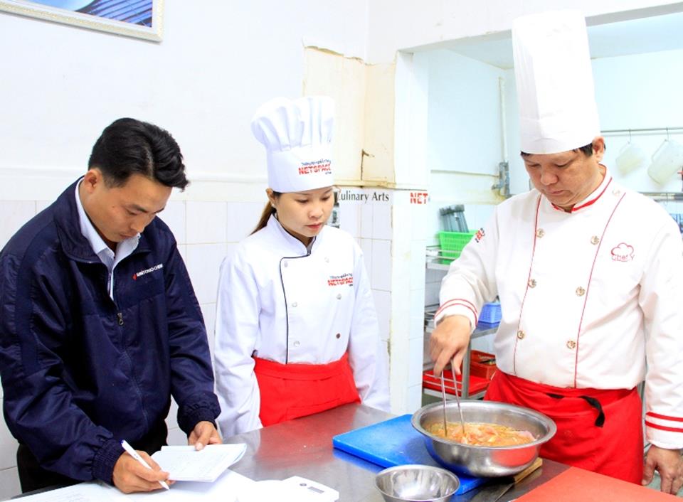 Chị Niêm học nấu cơm tấm để mở quán