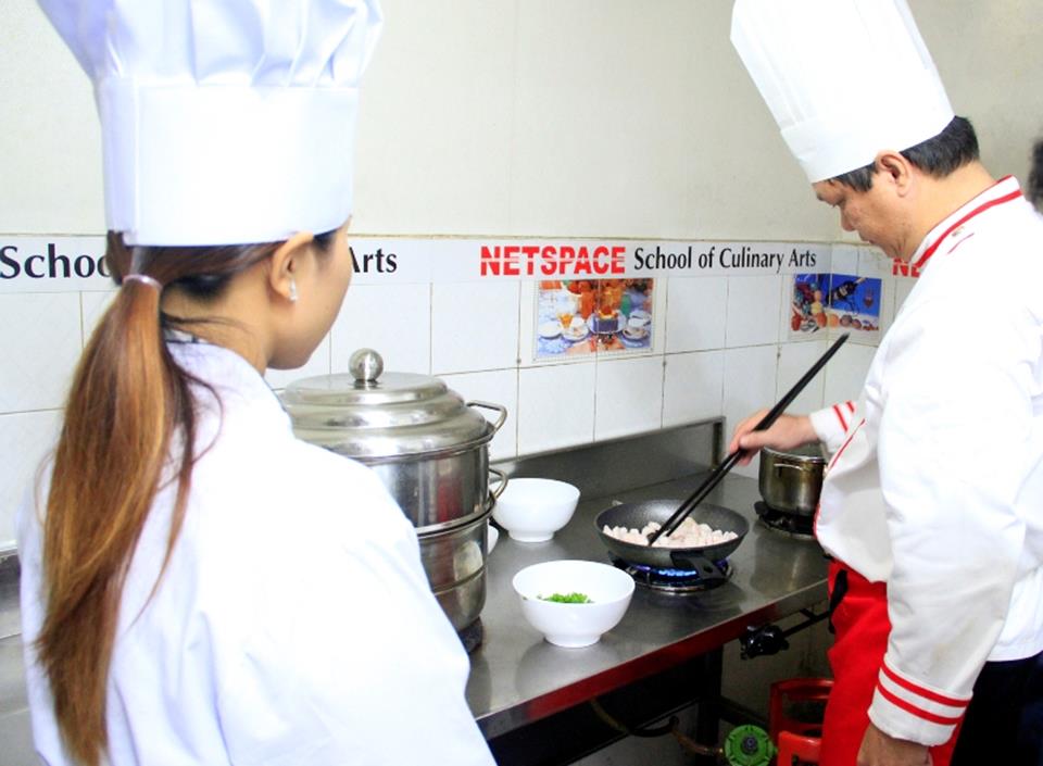 Chị Niêm học nấu cơm tấm để mở quán
