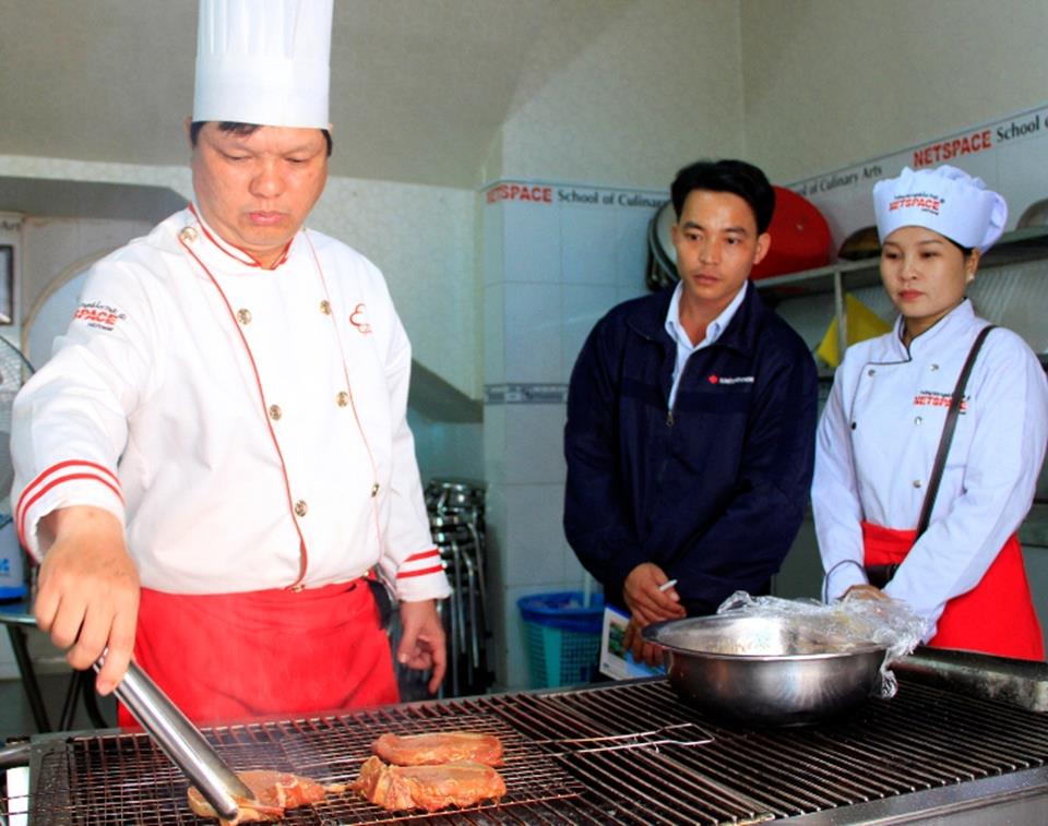 Chị Niêm học nấu cơm tấm để mở quán