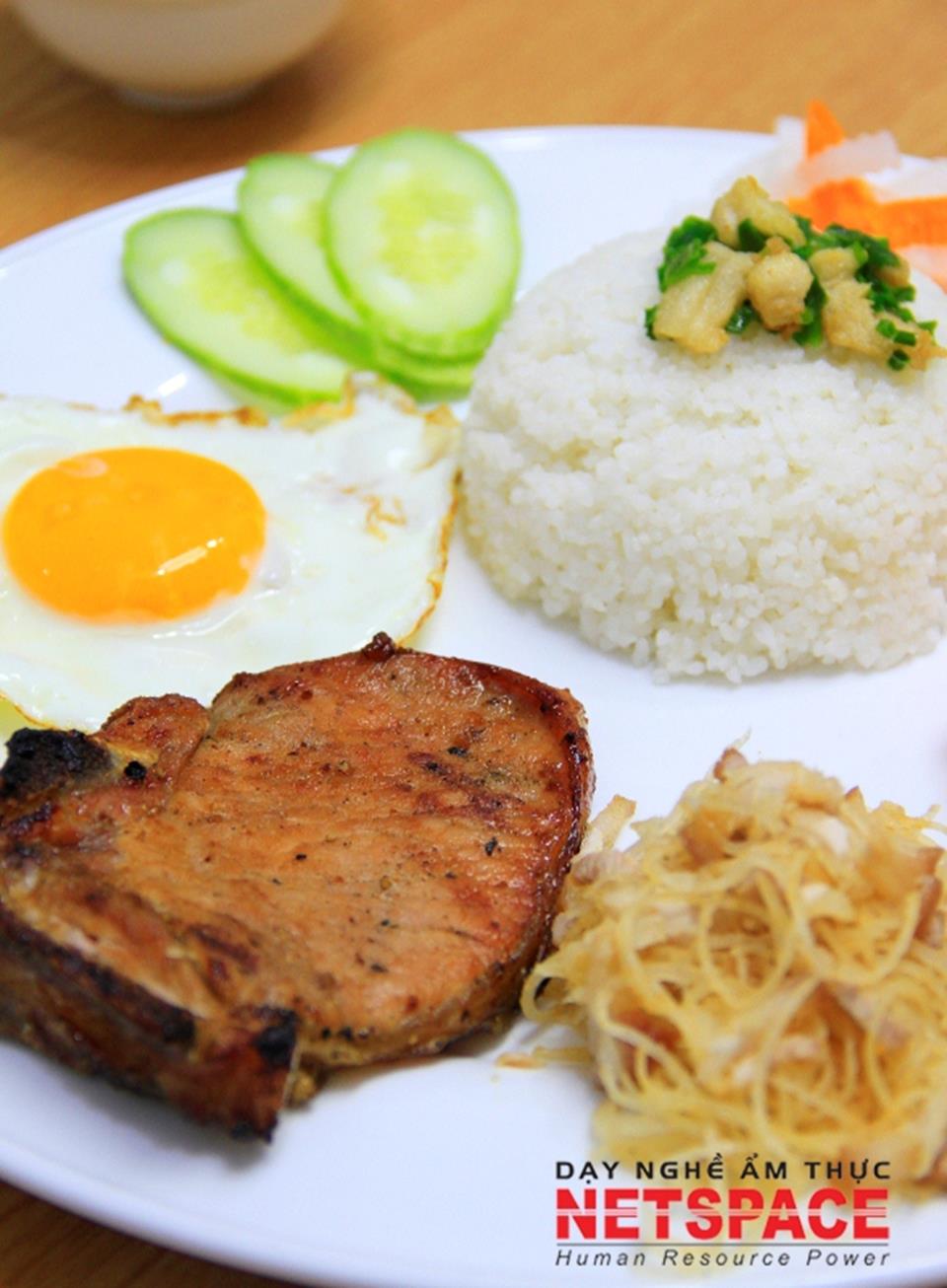 Chị Niêm học nấu cơm tấm để mở quán