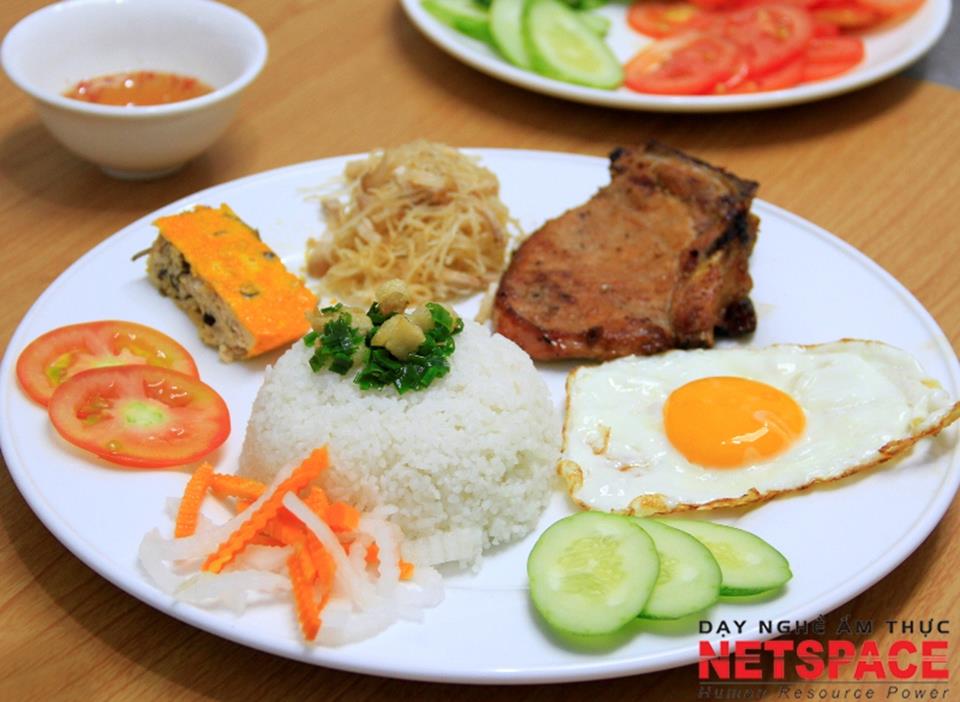 Chị Niêm học nấu cơm tấm để mở quán