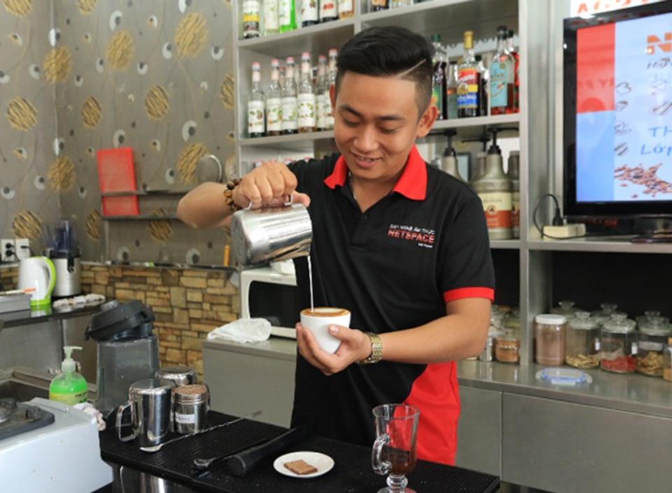 Học viên Huỳnh Kim Bằng trải nghiệm về nghề Pha chế