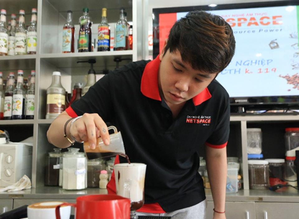 Học viên Huỳnh Kim Bằng trải nghiệm về nghề Pha chế