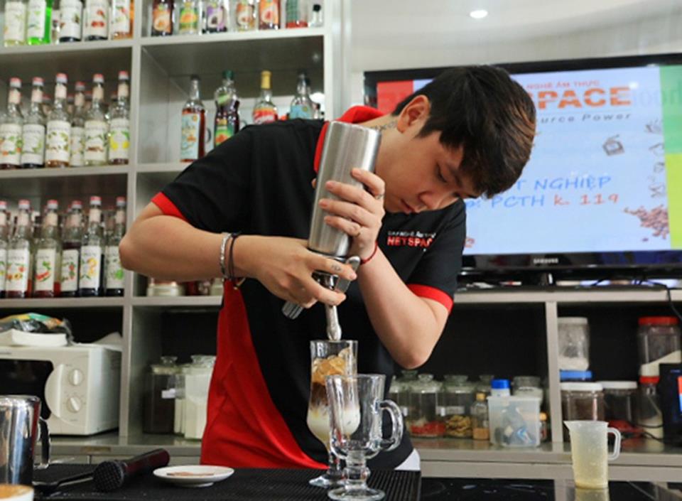 Học viên Huỳnh Kim Bằng trải nghiệm về nghề Pha chế