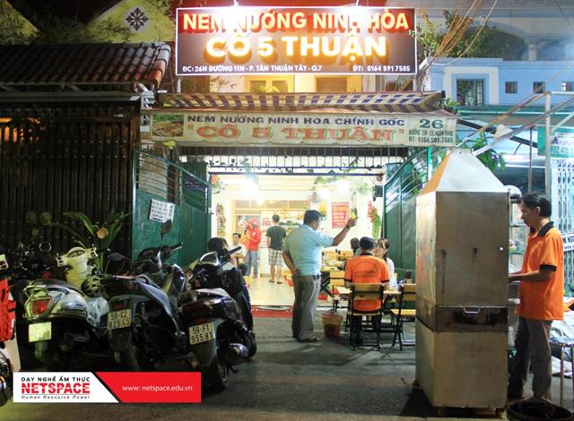 Quán Nem nướng Ninh Hòa Cô 5 Thuận của anh Phương tại Quận 7