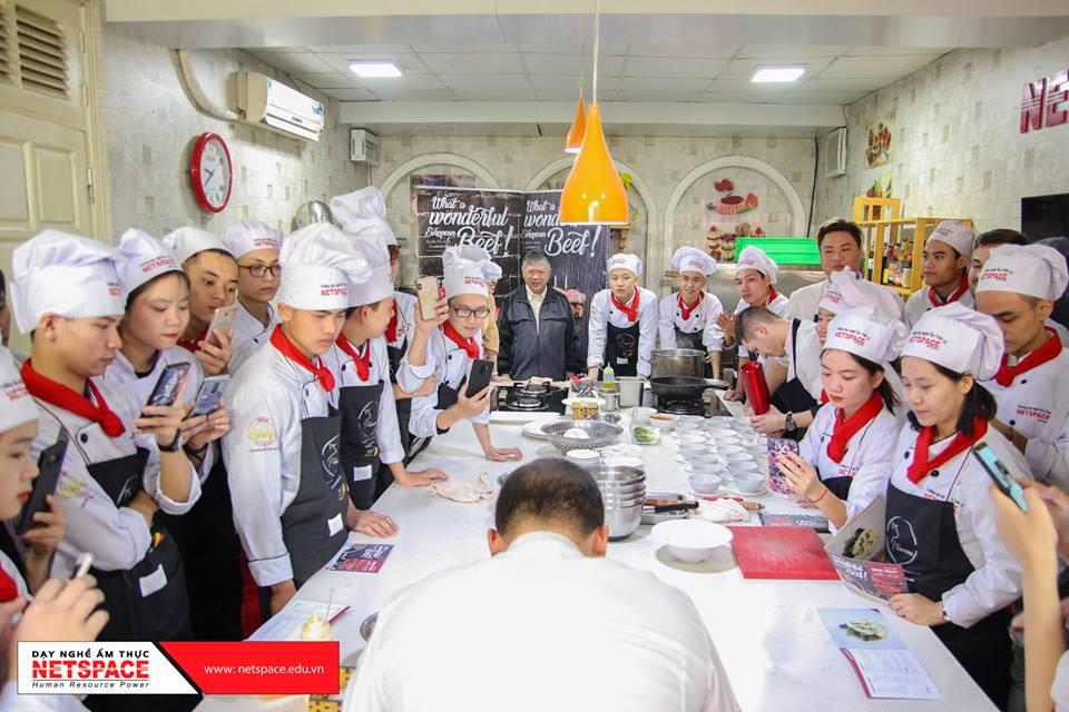 Đầu bếp KisKo Garcia hướng dẫn Học viên chế biến món ăn từ thịt bò Châu Âu
