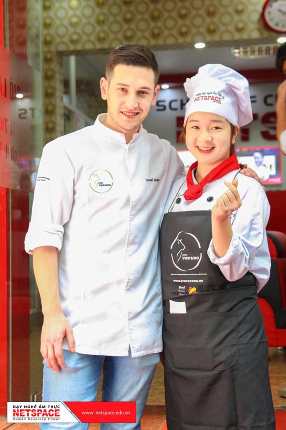 Đầu bếp KisKo Garcia hướng dẫn Học viên chế biến món ăn từ thịt bò Châu Âu
