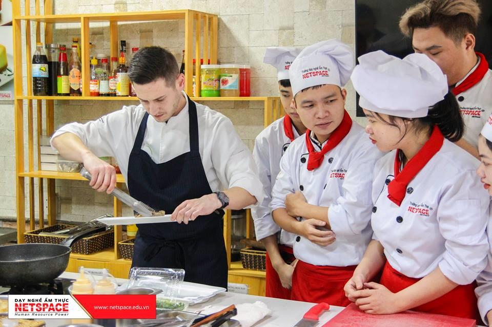 Đầu bếp KisKo Garcia hướng dẫn Học viên chế biến món ăn từ thịt bò Châu Âu