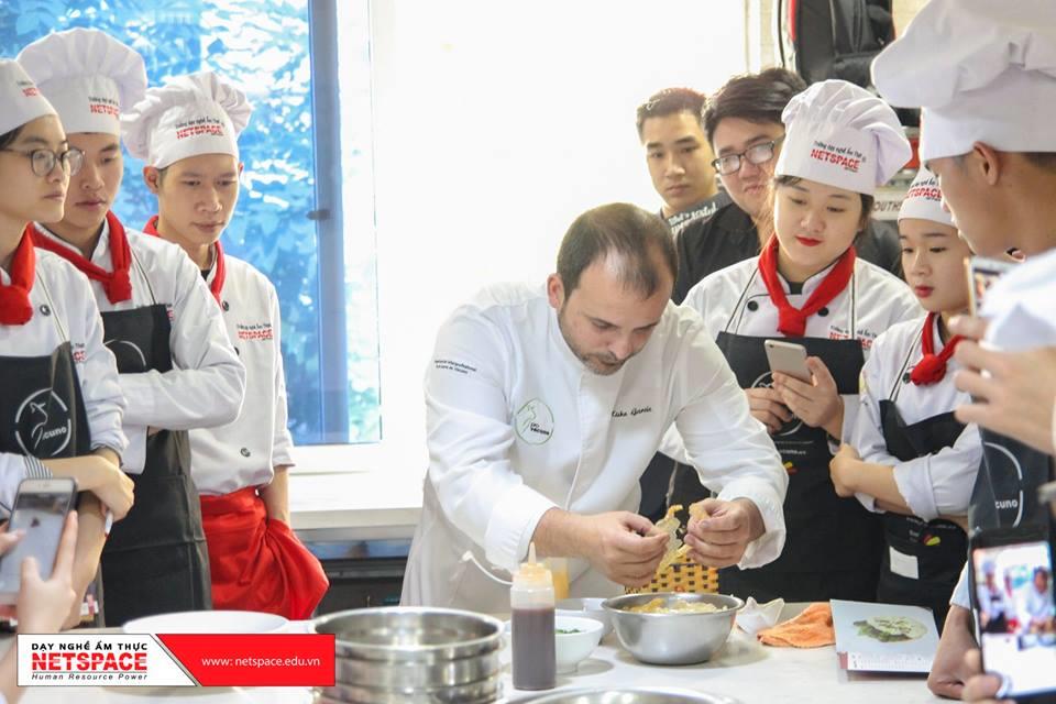 Đầu bếp KisKo Garcia hướng dẫn Học viên chế biến món ăn từ thịt bò Châu Âu