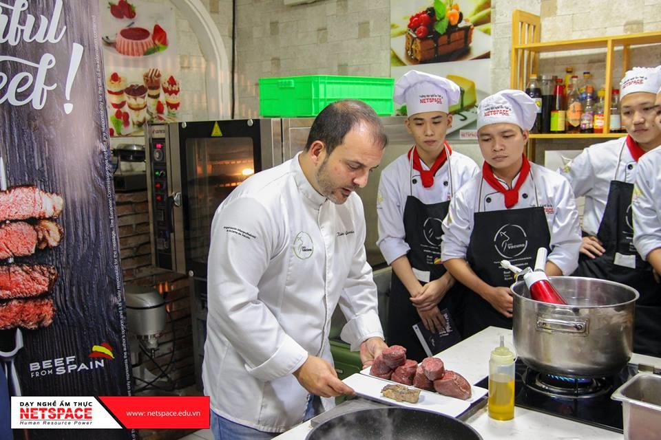 Đầu bếp KisKo Garcia hướng dẫn Học viên chế biến món ăn từ thịt bò Châu Âu