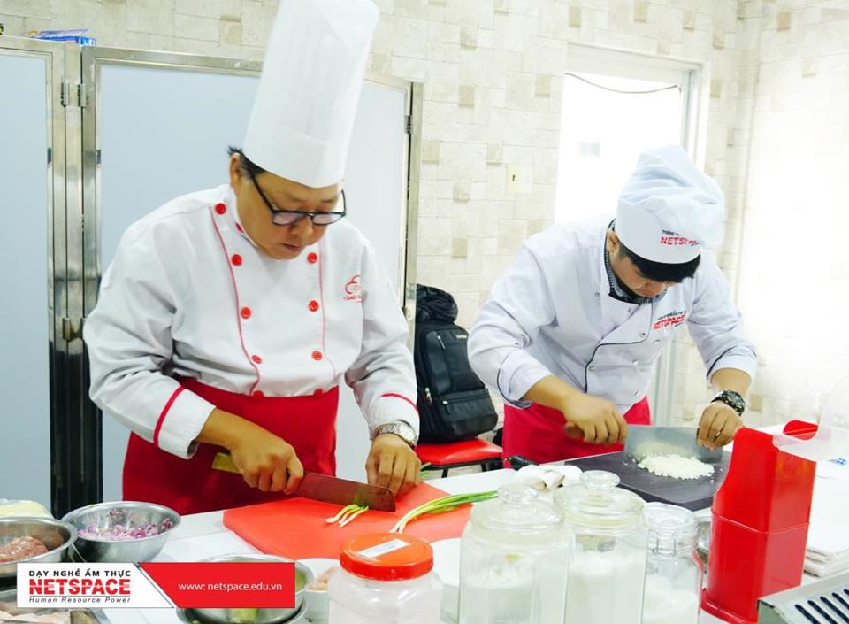 Anh Nhật Anh học Dimsum để bổ sung vào quán trà sữa ở Tiền Giang