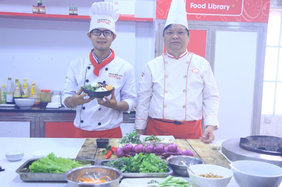 Chủ quán Quán Nem nướng Ninh Hòa Cô 5 Thuận học Bún thịt nướng chuẩn vị từ Thầy Y