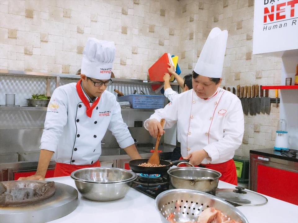 Chủ quán Quán Nem nướng Ninh Hòa Cô 5 Thuận học Bún thịt nướng chuẩn vị từ Thầy Y