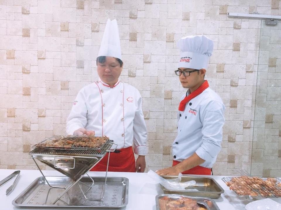 Chủ quán Quán Nem nướng Ninh Hòa Cô 5 Thuận học Bún thịt nướng chuẩn vị từ Thầy Y