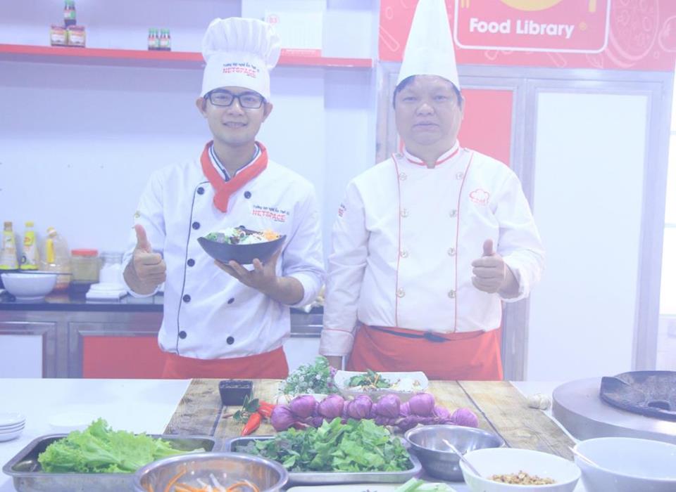 Chủ quán Quán Nem nướng Ninh Hòa Cô 5 Thuận học Bún thịt nướng chuẩn vị từ Thầy Y