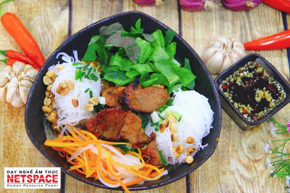 Chủ quán Quán Nem nướng Ninh Hòa Cô 5 Thuận học Bún thịt nướng chuẩn vị từ Thầy Y