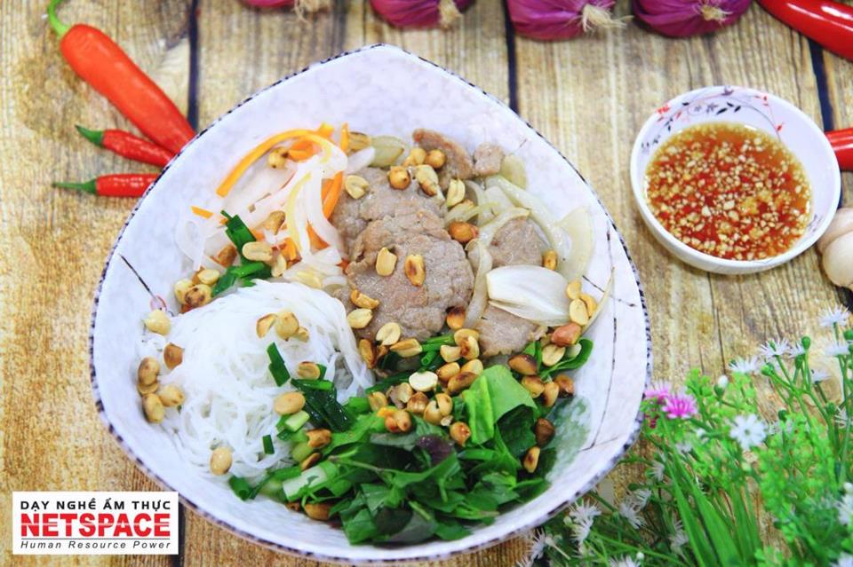 Chủ quán Quán Nem nướng Ninh Hòa Cô 5 Thuận học Bún thịt nướng chuẩn vị từ Thầy Y