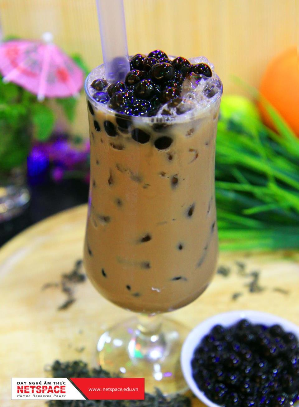 Chị Quyên học bí quyết pha chế Trà sữa của mô hình Trà Thầy Y