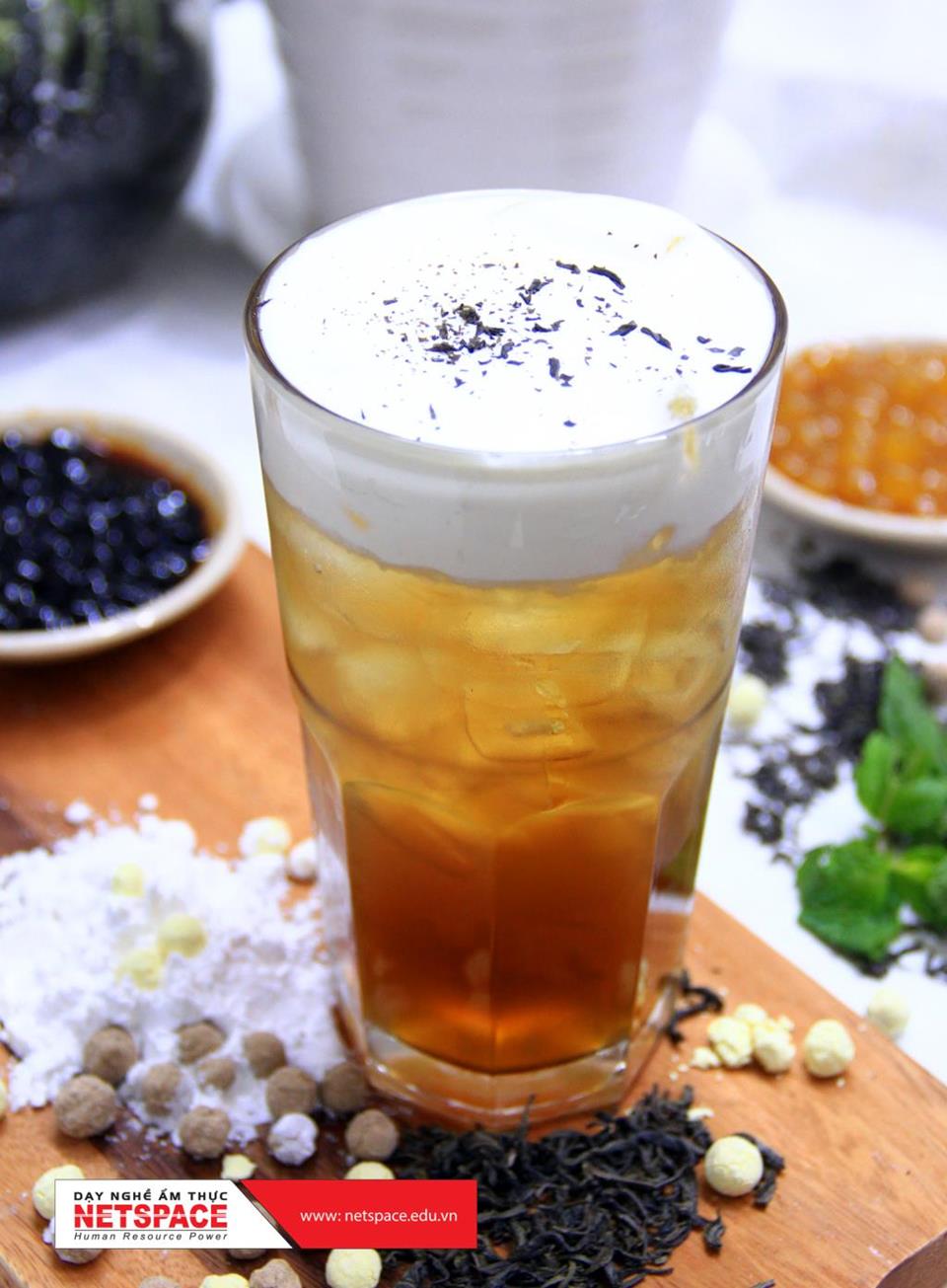 Chị Quyên học bí quyết pha chế Trà sữa của mô hình Trà Thầy Y