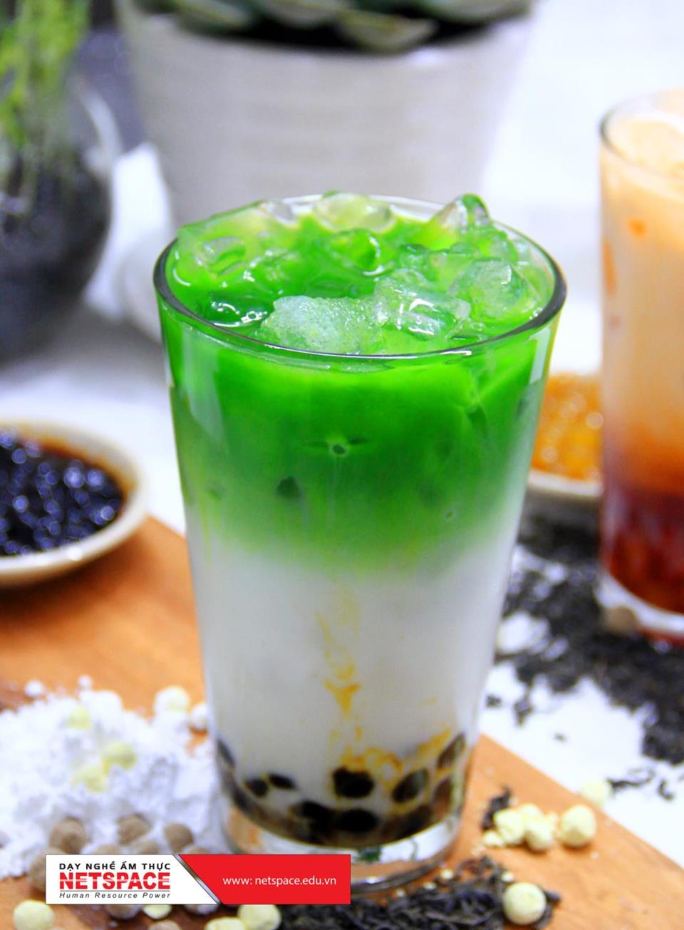 Chị Quyên học bí quyết pha chế Trà sữa của mô hình Trà Thầy Y