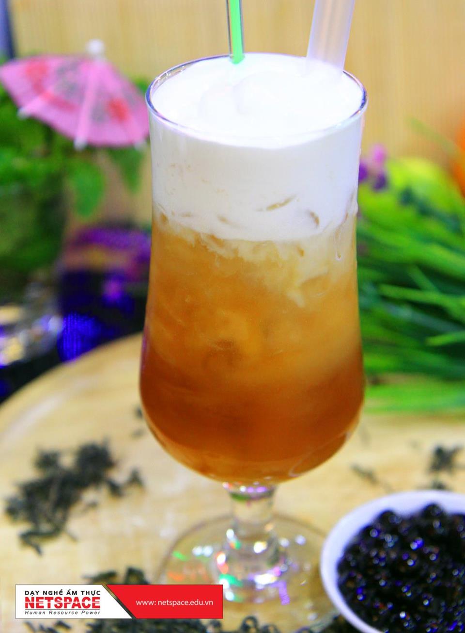 Chị Quyên học bí quyết pha chế Trà sữa của mô hình Trà Thầy Y