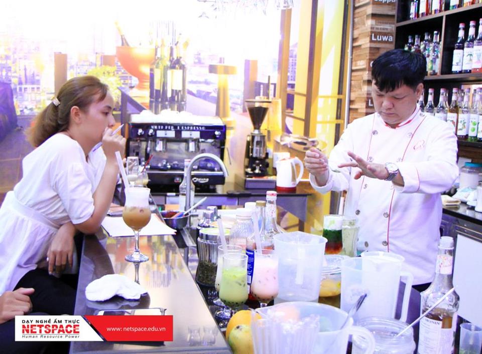 Chị Quyên học bí quyết pha chế Trà sữa của mô hình Trà Thầy Y