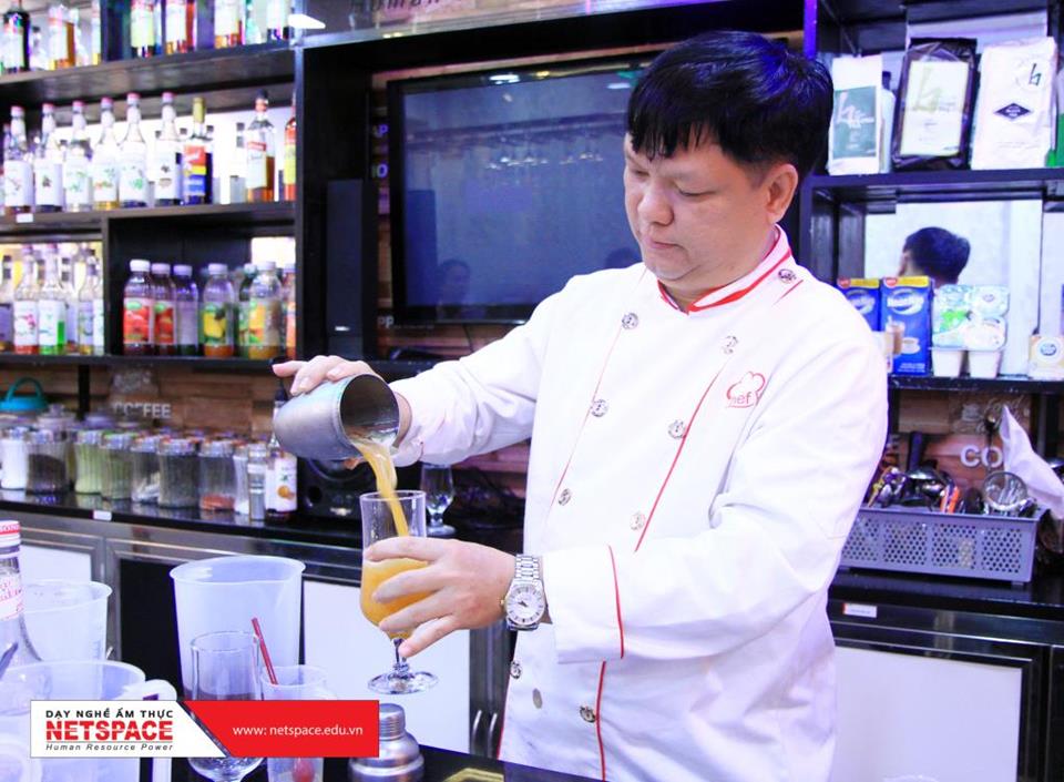 Chị Quyên học bí quyết pha chế Trà sữa của mô hình Trà Thầy Y