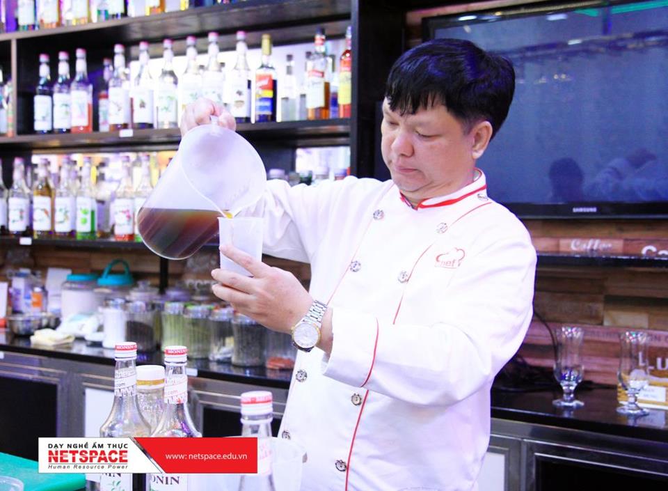 Chị Quyên học bí quyết pha chế Trà sữa của mô hình Trà Thầy Y