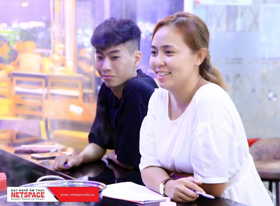Chị Quyên học bí quyết pha chế Trà sữa của mô hình Trà Thầy Y