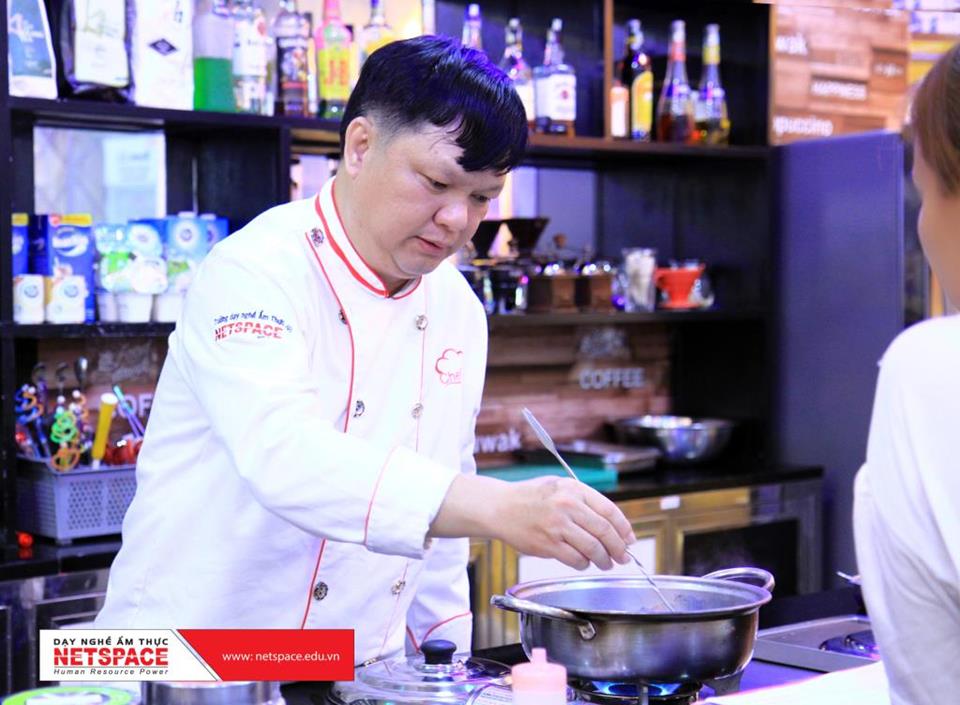 Chị Quyên học bí quyết pha chế Trà sữa của mô hình Trà Thầy Y