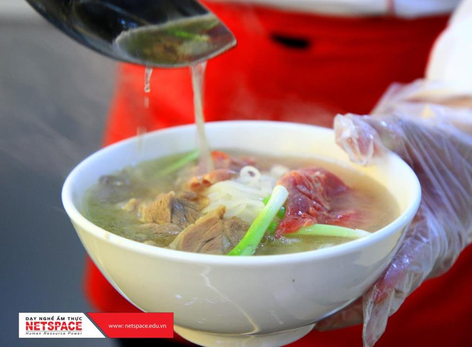 Thầy Y hướng dẫn Công nghệ nấu Phở cho chị Thuận kinh doanh tại Mỹ