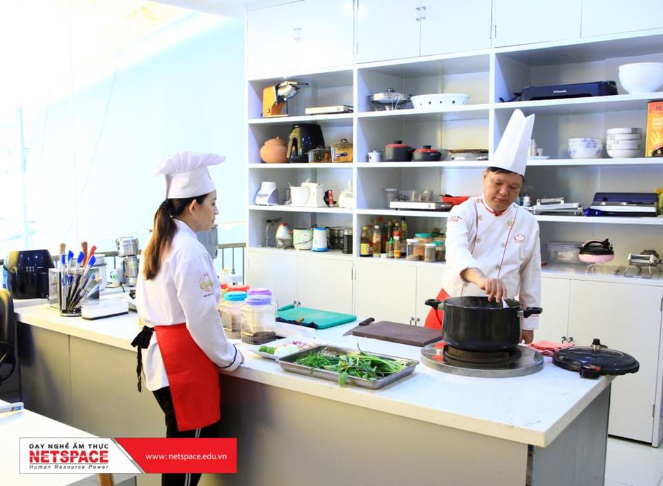 Thầy Y hướng dẫn Công nghệ nấu Phở cho chị Thuận kinh doanh tại Mỹ
