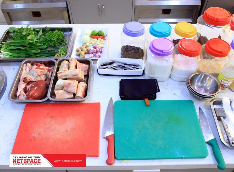 Thầy Y hướng dẫn Công nghệ nấu Phở cho chị Thuận kinh doanh tại Mỹ