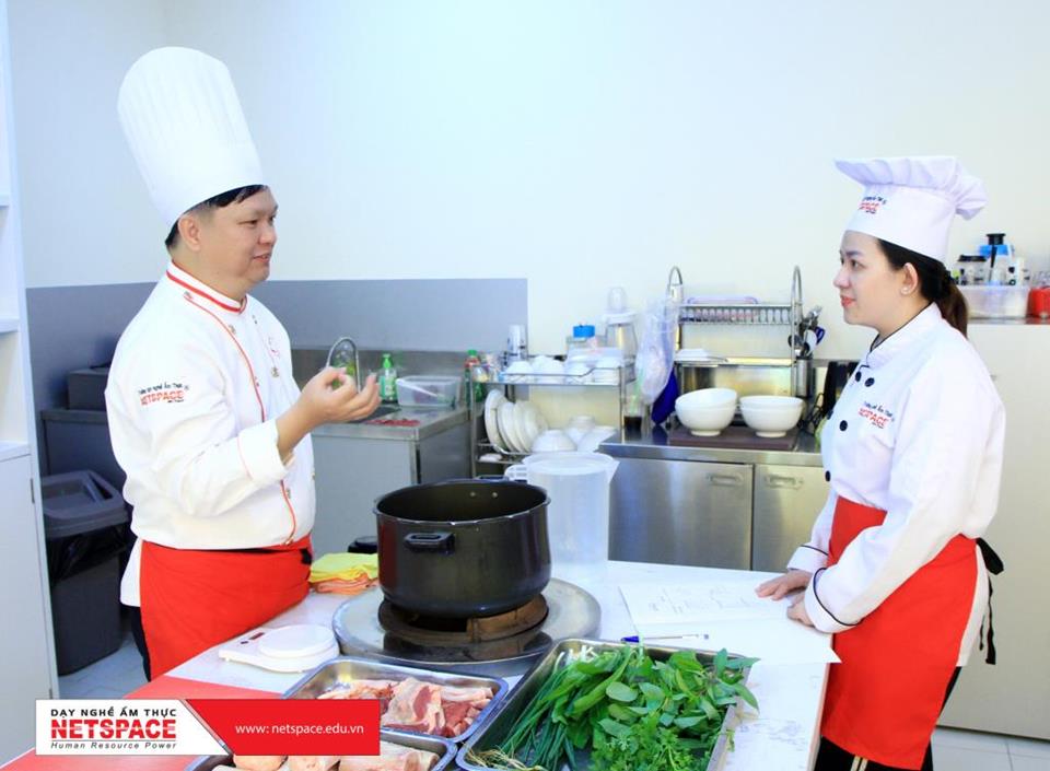 Thầy Y hướng dẫn Công nghệ nấu Phở cho chị Thuận kinh doanh tại Mỹ