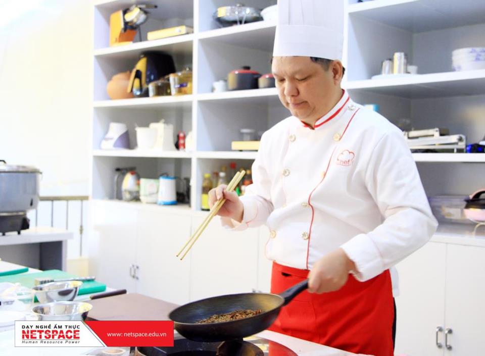 Thầy Y hướng dẫn Công nghệ nấu Phở cho chị Thuận kinh doanh tại Mỹ
