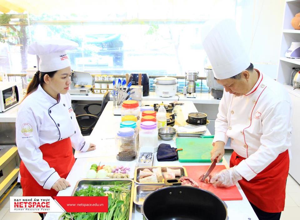 Thầy Y hướng dẫn Công nghệ nấu Phở cho chị Thuận kinh doanh tại Mỹ
