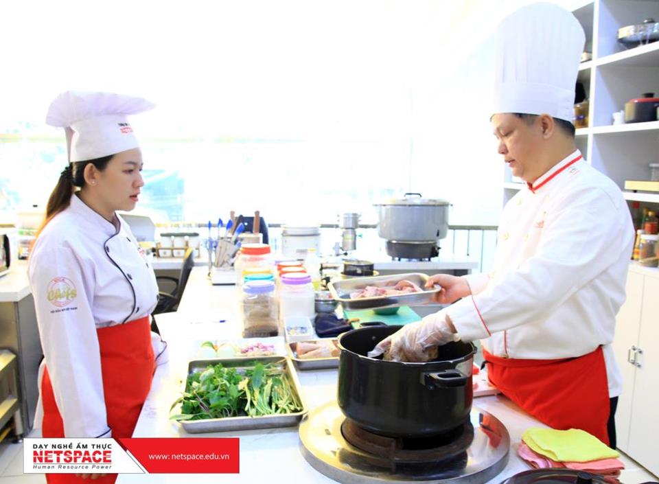 Thầy Y hướng dẫn Công nghệ nấu Phở cho chị Thuận kinh doanh tại Mỹ