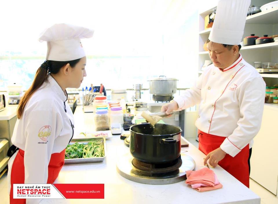 Thầy Y hướng dẫn Công nghệ nấu Phở cho chị Thuận kinh doanh tại Mỹ