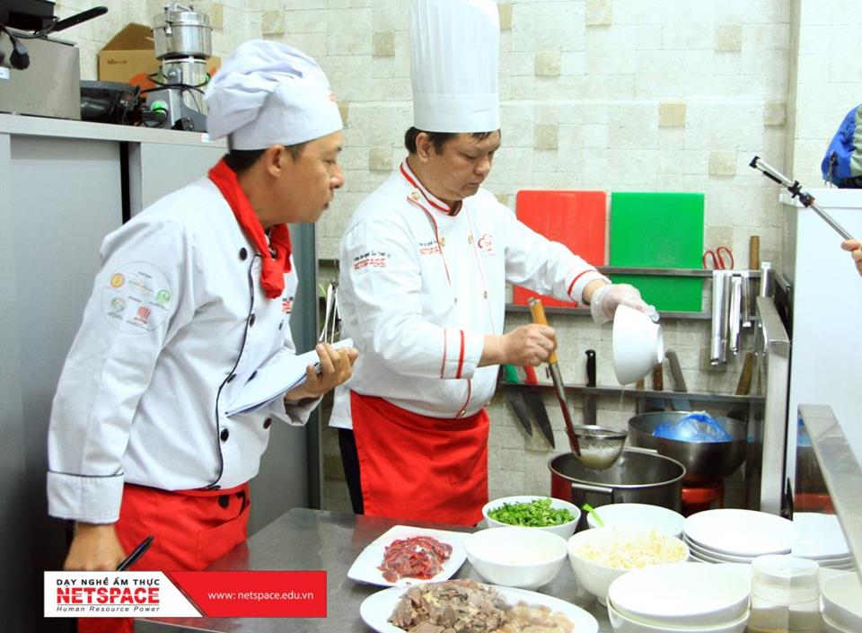 Vợ chồng anh Giao học nấu Phở, Cơm tấm và các món Nhật để kinh doanh